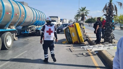 La tarde de este sábado se registró un accidente vial sobre el periférico Raúl López Sánchez de Torreón, donde se vieron involucrados una pipa que transportaba agua y un vehículo compacto que terminó volcado. (EL SIGLO DE TORRÉON)
