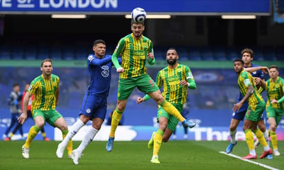 West Bromwich Albion, que está al borde del descenso, remeció a la Liga Premier inglesa el sábado al golear 5-2 a Chelsea tras la expulsión del brasileño Thiago Silva del equipo local durante el primer tiempo en el estadio de Stamford Bridge. (AP)
