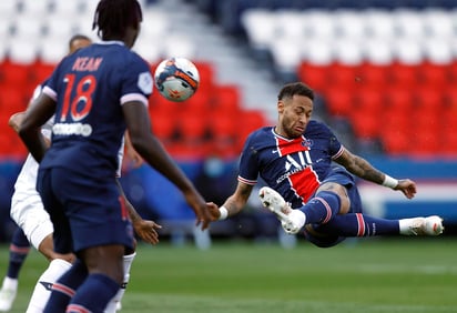 El Lille, con un gol del canadiense Jonathan David, ganó en el Parque de los Príncipes al París Saint Germain, que perdió el liderato de la Ligue 1 de Francia, en manos ahora de su rival.
(EFE)