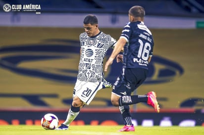 América volvió a hacer gala de pragmatismo en la cancha, y venció por 2-1 al Necaxa en el Estadio Azteca, como parte de la jornada 13. Con un cuadro mermado por la ausencia de Sebastián Córdova y Henry Martin, pero con la misma solidez defensiva del torneo, los dirigidos por Solari ganaron gracias a ser efectivos en balón parado y a ser muy precavidos en zona baja para venir de atrás y sacar el triunfo.
(ESPECIAL)