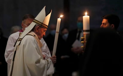 En la plaza de San Pedro vacía, sonaron las campanas para anunciar la resurrección. (EFE) 