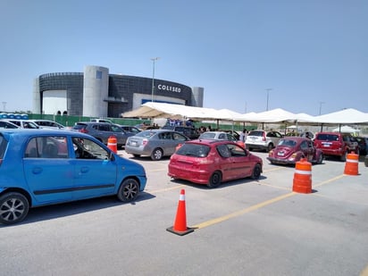 Desde las ocho de la mañana se aplicaron las vacunas contra el COVID-19 en la única célula habilitada durante este fin de semana. (EL SIGLO DE TORREÓN)