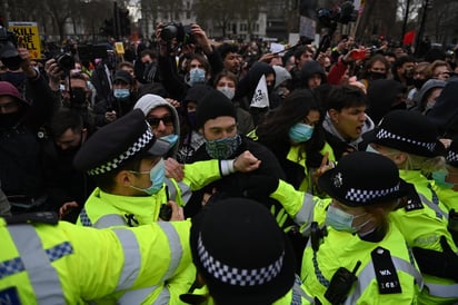 Los manifestantes pasaron frente al Palacio de Buckingham hacia una plaza frente a la sede del Parlamento. (EFE)