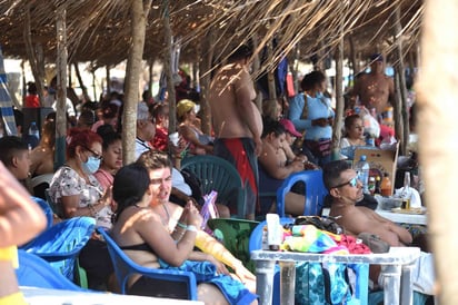 En las playas está prohibido el acceso con bebidas alcohólicas y alimentos, medida no acatada. (AGENCIAS) 