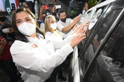 El doctor Mario Dávila Delgado, la doctora Lupita Murguía y el ingeniero Gerardo Bortoni iniciaron sus campañas para la alcaldía de Monclova en el primer minuto de este domingo en la ciudad capital de la cero. (EL SIGLO DE TORREÓN)
