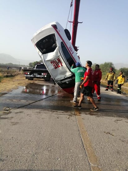 Se detalló que al llegar a la altura del ejido 21 de Marzo el conductor perdió el control de la unidad, lo que generó se fuera al canal. (EL SIGLO DE TORREÓN)