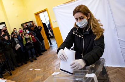 Sobre las 12:00, seis horas después de abrir los colegios, la participación era del 18 %, siete puntos menos que aproximadamente a la misma hora en las elecciones de 2017. (EFE) 