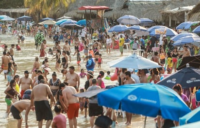 Pese a advertencia de nueva ola de COVID-19, mexicanos abarrotan el balneario de Acapulco.