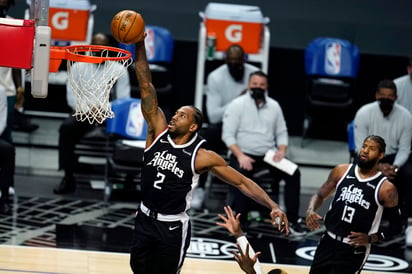 Kawhi Leonard anotó 19 puntos y bajó 10 rebotes por los Clippers. (AP)