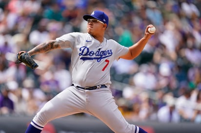 Julio Urías permitió una carrera en siete entradas de trabajo, en la victoria de Dodgers 4-2 sobre los Rockies. (AP)