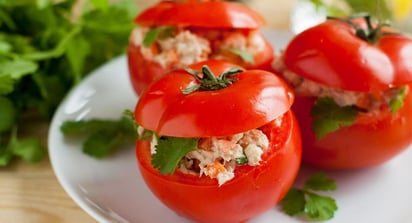 Tomates rellenos de atún