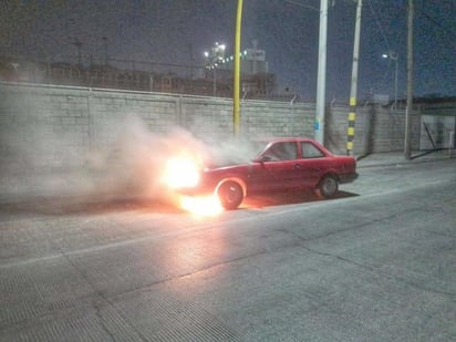 Los bomberos trabajaron en el auto hasta que lograron sofocar el fuego por completo, reportando del siniestro únicamente daños materiales. (EL SIGLO DE TORREÓN)