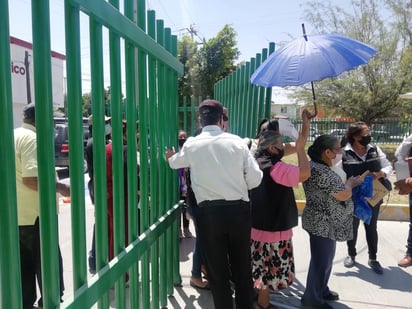 Los primeros en tener acceso, fueron los adultos en sillas de rueda, andadores o con alguna dificultad física.
(EL SIGLO DE TORREÓN)