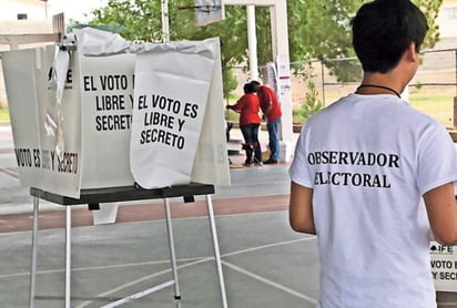 Su función es la de observar la instalación de casillas, el desarrollo de la votación, el escrutinio y cómputo de la votación en la casilla, la recepción de escritos de incidencias y protesta, la lectura en voz alta de los resultados en los consejos distritales, la fijación de resultados de la votación en la casilla y clausura de la misma.
(ARCHIVO)