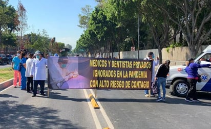 Con un bloqueo sobre Calzada de Tlalpan, a la altura de La Virgen, al sur de la capital del país, médicos, paramédicos, personal de enfermería y dentistas exigen que se les aplique la vacuna contra coronavirus. Afirman que este lunes sostendrían una reunión con la Secretaría de Salud de la Ciudad de México, pero el organismo aseguró que la titular, Oliva López Arellano, no tenía conocimiento de dicho encuentro. (ESPECIAL)