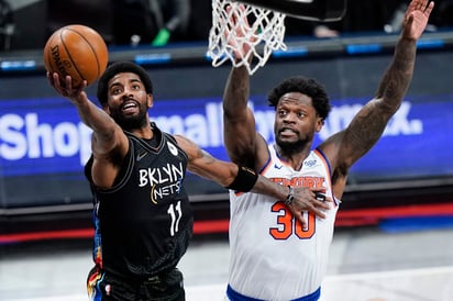 Kyrie Irving (i) metió 40 puntos y repartió 7 asistencias en la victoria de los Nets 114-112 sobre los Knicks de Nueva York. (AP)