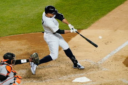 Giancarlo Stanton conecta un cuadrangular con la casa llena, en la victoria de los Yanquis 7-0 sobre Orioles de Baltimore. (AP)