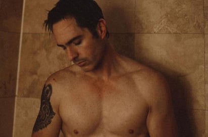 Mauricio Ochmann causó revuelo en redes sociales luego de que circularan fotografías del actor sin camisa en calles de Champotón, Campeche.  (ESPECIAL) 