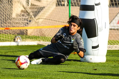 Con la mira puesta en su partido del próximo domingo, los Guerreros del Santos Laguna sostuvieron esta mañana un entrenamiento en Territorio Santos Modelo, donde alistan la estrategia que utilizarán en contra de los Gallos del Querétaro. (Especial) 