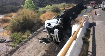 Los hechos ocurrieron en el kilómetro 233, cuando el tráiler que transportaba veinte toneladas de agua purificada, se desplazaba de Matehuala rumbo a Saltillo.