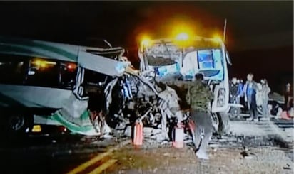 La Fiscalía General de Justicia del Estado (FGJE) informó que fueron identificadas las mayoría de las víctimas del choque entre un transporte de personal de la mina de oro Noche Buena y una camioneta tipo vans donde resultaron 16 personas muertas y 14 lesionadas. (ESPECIAL)