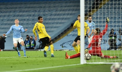 Phil Foden (i) vence al arquero Marwin Hitz al minuto 90 para darle el triunfo 2-1 al Manchester City sobre Borussia Dortmund. (EFE)