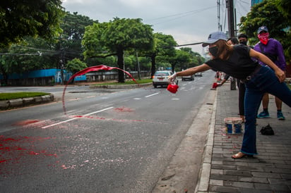 Los manifestantes cubrieron algunas aceras y carreteras. (AP) 