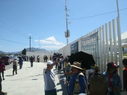 En los cinco módulos instalados se generaron largas filas para poder accesar al biológico.