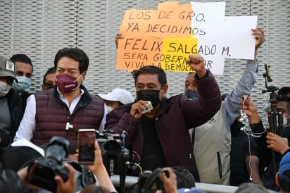 El aspirante a la gubernatura de Guerrero, Félix Salgado Macedonio y el líder nacional de Morena, Mario Delgado Carrillo, dieron por concluida la tarde de este miércoles la jornada de protesta frente a la sede del Tribunal Electoral del Poder Judicial de la Federación (TEPJF), después de seis horas de consignas en contra del Instituto Nacional Electoral (INE) y baile. (EL UNIVERSAL)