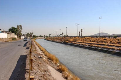 A partir de este miércoles la cantidad de agua que corre por los canales Santa Rosa-Tlahualilo y Sacramento comenzó a disminuir. (DIANA GONZÁLEZ)