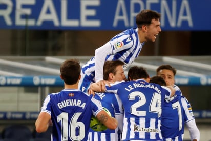 Roberto López anotó a los 89 minutos para que la Real Sociedad empatara el miércoles 1-1 con el Athletic Bilbao en La Liga española, al disputar el segundo derbi vasco en cuatro días. (EFE)
