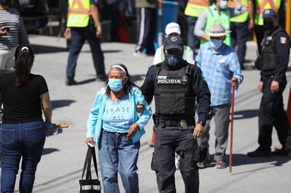 Reportan desmayos y descompensaciones en espera de la aplicación de vacunas en Saltillo.