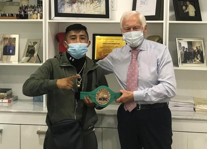 Ya sin dolor en su mano, el púgil agradeció las atenciones de Ciro Nucci, presidente de la Comisión de Boxeo de la capital del país. (CORTESÍA WBC)