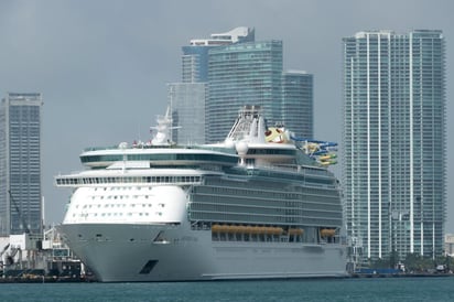 El gobernador de Florida, Ron DeSantis, anunció este viernes que el estado demandó judicialmente al Gobierno federal para exigirle que permita de inmediato la reactivación de la industria de los cruceros, paralizada desde hace más de un año en los puertos estadounidenses debido a la pandemia de la COVID-19. (ARCHIVO) 
