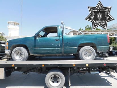 El informe policial señala que los agentes al realizar recorridos de vigilancia por el ejido La Torreña, del municipio de Gómez Palacio, observaron una camioneta de la marca Chevrolet, de la línea Cheyenne, modelo 1996, en aparente estado de abandono, por lo que procedieron a preguntar a los vecinos del lugar si era de su propiedad, resultando negativo.
(ESPECIAL)