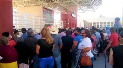 El primer día de la segunda aplicación de la vacunas contra COVID-19, para adultos mayores, en la cabecera municipal de Francisco I Madero, imperó el caos, por la gran aglomeración de personas.
(EL SIGLO DE TORREÓN)