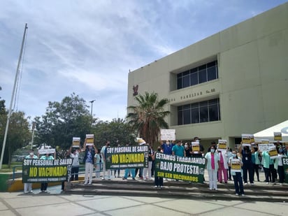 Fue minutos después de las 13:00 horas que unos 80 trabajadores del hospital salieron al acceso principal con lunas, cartulinas y gritos, reclamaron a las autoridades, a la dirección de la clínica y su propio sindicato por no haber hecho las gestiones correspondientes para darles su dosis contra el virus.
(EL SIGLO DE TORREÓN)