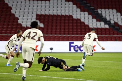 El Roma puso pie y medio en las semifinales de la Liga Europa al remontar en la segunda parte, con goles de Lorenzo Pellegrini y Roger Ibáñez, un resultado adverso frente a un Ajax que falló un penalti decisivo cuando iba ganando. (EFE)