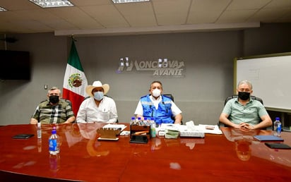 Representantes de la nueva mesa directiva de la Cámara Nacional de Comercio (Canaco) delegación Monclova, se entrevistaron con el alcalde Agustín Ramos Pérez, quien los recibió en su despacho de la mañana de este jueves en el Palacio Municipal de Gobierno. (SERGIO A. RODRÍGUEZ)