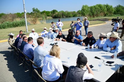 Un grupo conformado por seis congresistas de Estados Unidos, viajaron a la ciudad fronteriza de Eagle Pass y sostuvieron un encuentro con los Sheriffs y jefes de policía del sur de Texas; para conocer y discutir el problema que se vive en la franja fronteriza con México, ante el aumento de cruce de migrantes, considerando que se vive una crisis de seguridad nacional. (RENÉ ARELLANO)