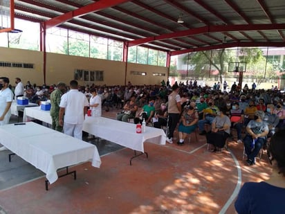 Continúa la vacunación en las antiguas instalaciones de FCPyS y la Facultad de Derecho de la Universidad Autónoma de Coahuila. (ROBERTO ITURRIAGA)