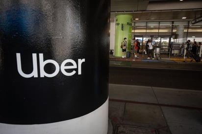 La empresa de transporte Uber anunció que destinará 250 millones de dólares a incentivos para atraer a nuevos conductores ante la actual escasez en EUA, donde su actividad ya se está recuperando tras la pandemia. (ARCHIVO) 
 