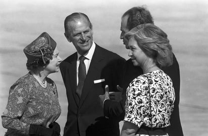  Fotografía de archivo (Palma de Mallorca, 24/10/1998) del duque de Edimburgo (2i), junto a la reina Isabel II y los reyes de España Juan Carlos y Sofía en el aeropuerto de Son San Juan, al término de una visita de Estado en España. (EFE)