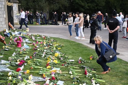 El Gobierno británico pidió hoy a la ciudadanía que no deje tributos florales a las puertas de las residencias de la familia real tras la muerte del duque de Edimburgo a fin de evitar aglomeraciones en plena pandemia. (EFE) 
