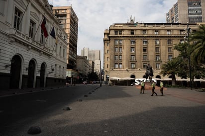 Ni las masivas cuarentenas que rigen desde hace dos semanas, ni la rápida vacunación contra la COVID-19 han logrado frenar el drástico aumento de contagios en Chile, que este viernes registró su mayor cifra diaria de casos en toda la pandemia. (ARCHIVO) 
