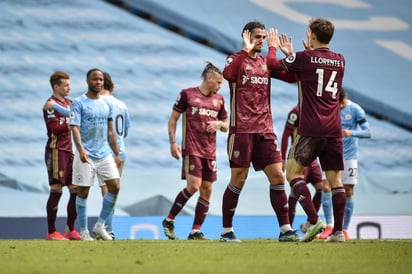 Leeds United anotó en tiempo de descuento el sábado para vencer sorpresivamente a Manchester City, a pesar de contar con un hombre menos, y frenar su marcha hacia el título de la Liga Premier. (EFE)