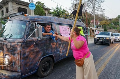 Una caravana de varios vehículos, liderada por el político Félix Salgado Macedonio, partió esta mañana desde el balneario de Acapulco hacia Ciudad de México para protestar y pedir que le sea restituida la candidatura a la gobernatura del sureño estado de Guerrero, después de que la autoridad electoral se la retirara tras acusaciones de violación y abuso sexual. (ESPECIAL)