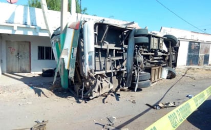 Tres muertos y 18 lesionados, es el saldo que se registró luego de que un tráiler impactara a un camión de transporte público en la carretera Querétaro-San Luis Potosí, en la parada de camiones de acceso a la comunidad de La Luz, a la altura de Santa Rosa Jáuregui, en el municipio de Querétaro. (ESPECIAL) 