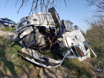 Una aparatosa volcadura de un tráiler se registró sobre la carretera federal número 02, en el tramo  de Piedras Negras - Ciudad Acuña, el cual quedó volcado a un costado de la cinta asfáltica, prácticamente destruido en su totalidad; desconociéndose el paradero del conductor, ya que al llegar al lugar del percance este no se encontraba en el interior de la pesada unidad. (EL SIGLO DE TORREÓN) 
