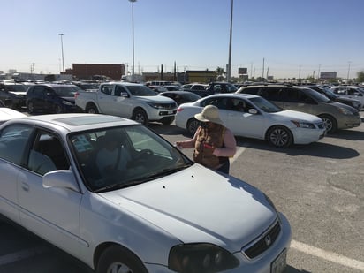 Ayer fue el último día de vacunación contra COVID-19 a los adultos mayores en el drive-thru del Coliseo Centenario. Desde las seis de la mañana comenzaron a llegar vehículos en espera de su turno. (FERNANDO COMPEÁN)